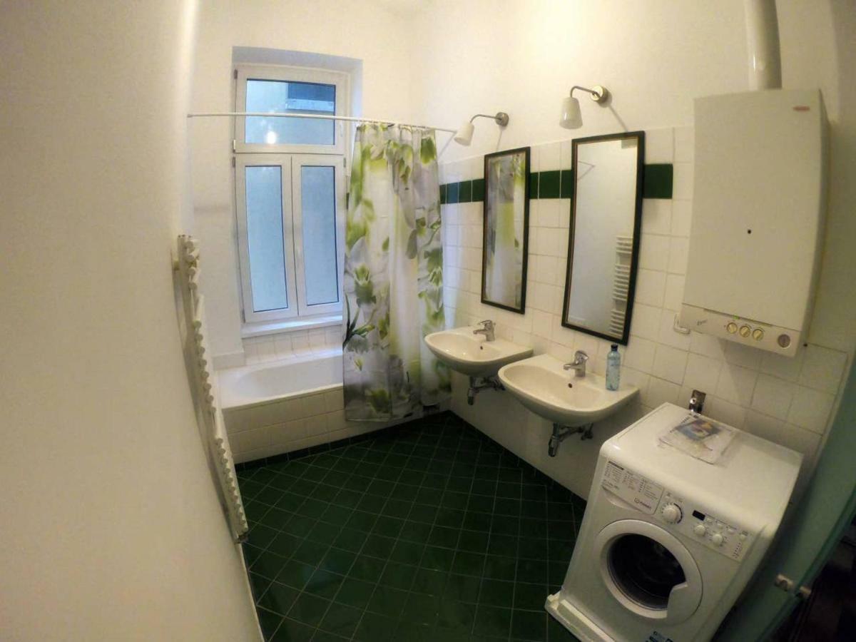 Centrally-Located Authentic Apartment Viena Exterior foto